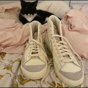 Nike off white blazers mid 77 in size women’s 8. Worn once, never outside.
